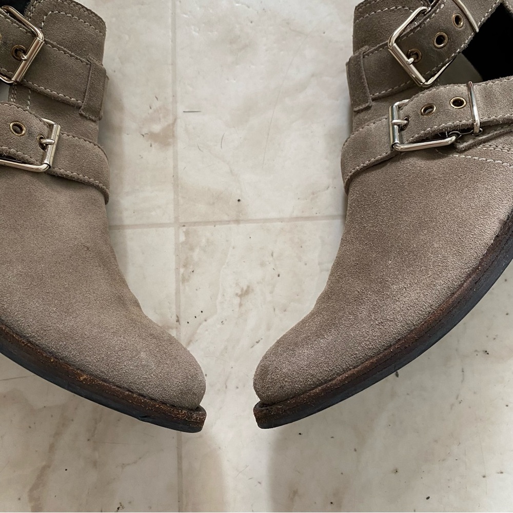 $895 Burberry Made in Italy Grey Suede Cut Out Buckle Moto Ankle Boots Size 6.5 - Picture 6 of 16